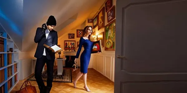 Een koppel sluipt door een luxueuze villa
